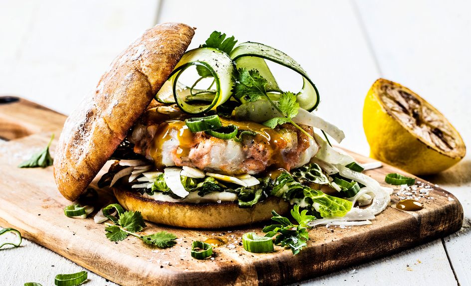 Ørret- og torskeburger med hjertesalat Ørret- og torskeburger med hjertesalat