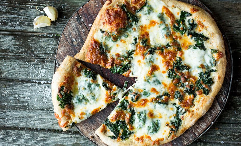Hjemmelaget pizza med crème fraîche og spinat Hjemmelaget pizza med crème fraîche og spinat