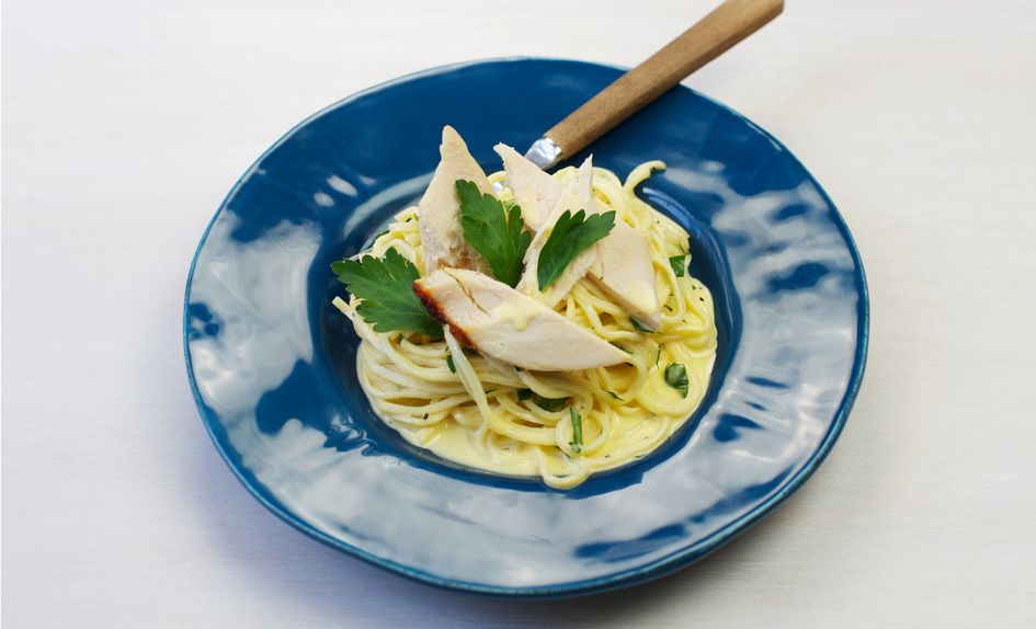 Grillet kylling med pasta og fløtesaus Grillet kylling med pasta og fløtesaus