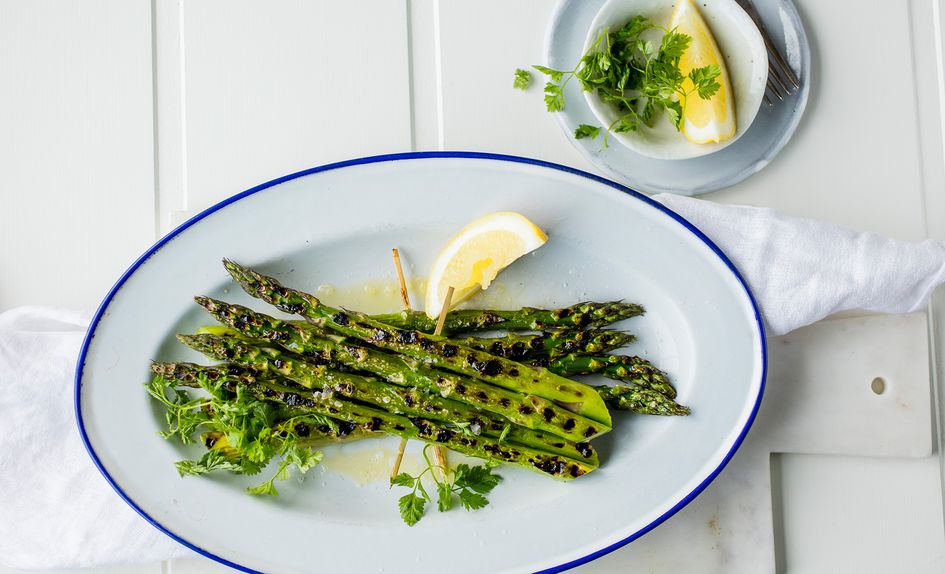 Grillet asparges med olivenolje og sitron Grillet asparges med olivenolje og sitron