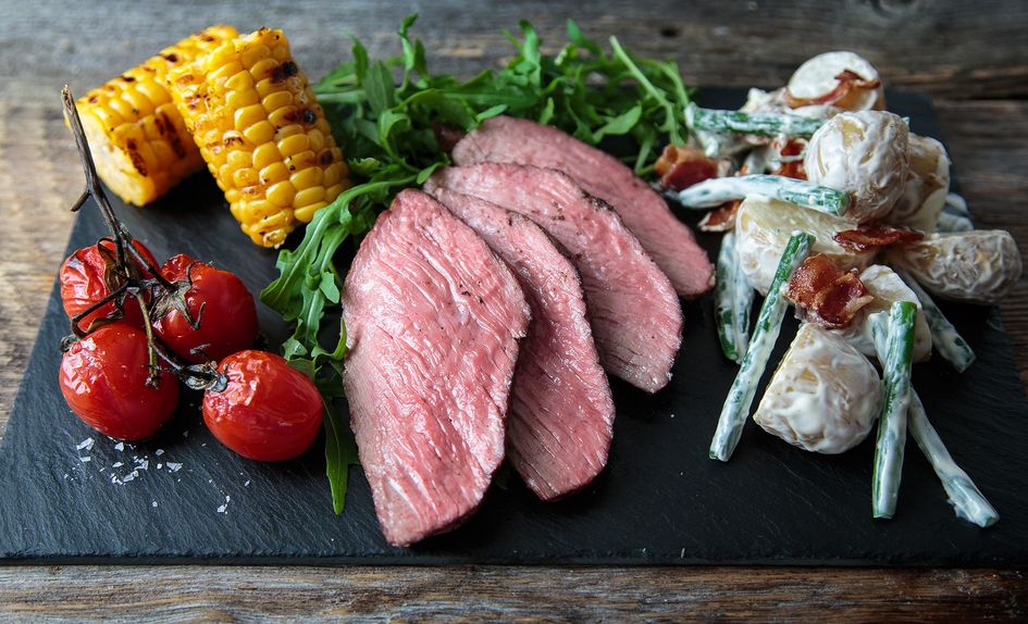 Saftig ytrefilet med potetsalat og maiskolber Saftig ytrefilet med potetsalat og maiskolber