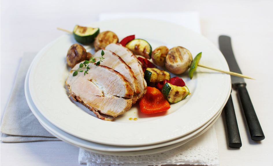 Helstekt svinefilet surret i bacon med grønnsaksspyd Helstekt svinefilet surret i bacon med grønnsaksspyd