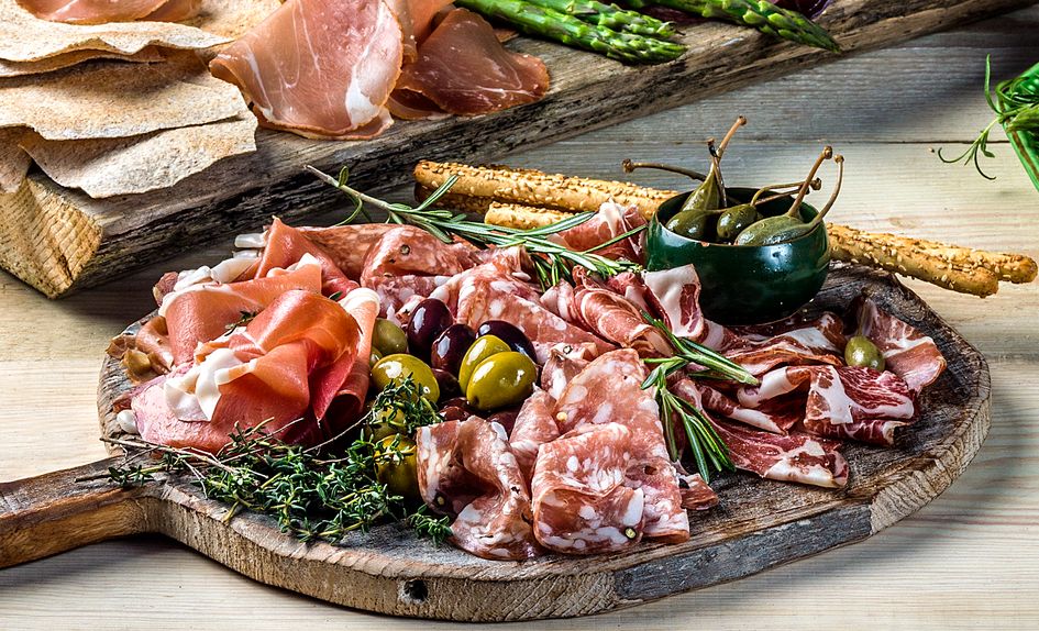 Italiensk spekefat med kapers og oliven Italiensk spekefat med kapers og oliven