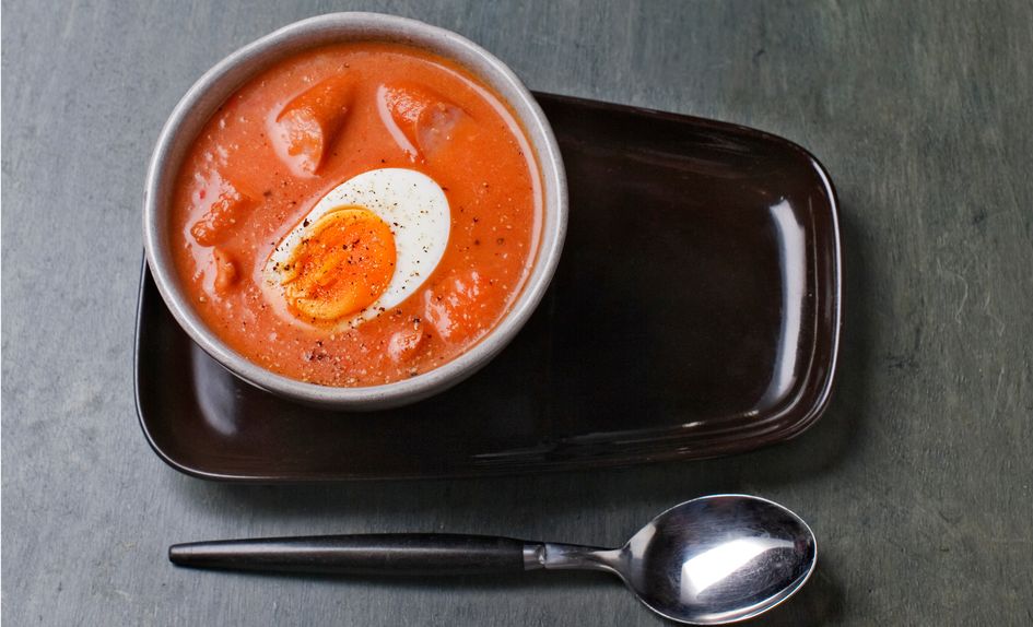 Hjemmelaget tomatsuppe med kokt egg og pølsebiter Hjemmelaget tomatsuppe med kokt egg og pølsebiter