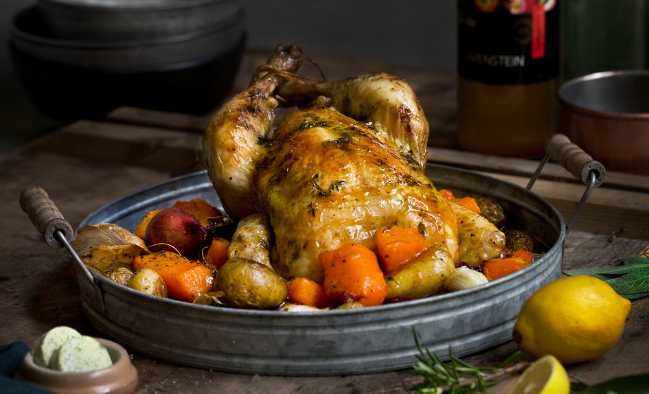 Helstekt kylling med urtesmør, ovnsbakte grønnsaker og eplesirup Helstekt kylling med urtesmør, ovnsbakte grønnsaker og eplesirup