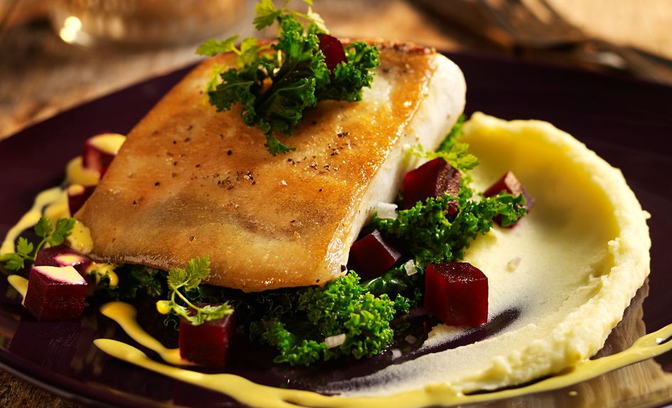 Skinnstekt kveitefilet med grønnkål og safransaus Skinnstekt kveitefilet med grønnkål og safransaus