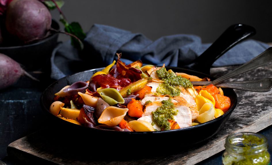 Pasta med kyllingbryst, bakte høstgrønnsaker og sprøstekt spekeskinke Pasta med kyllingbryst, bakte høstgrønnsaker og sprøstekt spekeskinke