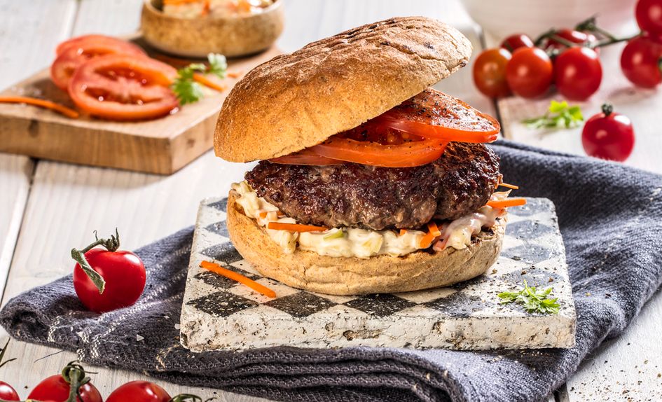 Hamburger med tomat og coleslaw Hamburger med tomat og coleslaw