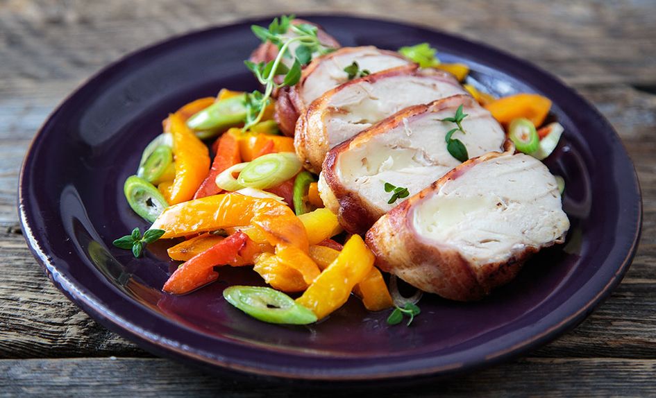 Kyllingfilet i ovn med bacon og paprikasalat Kyllingfilet i ovn med bacon og paprikasalat