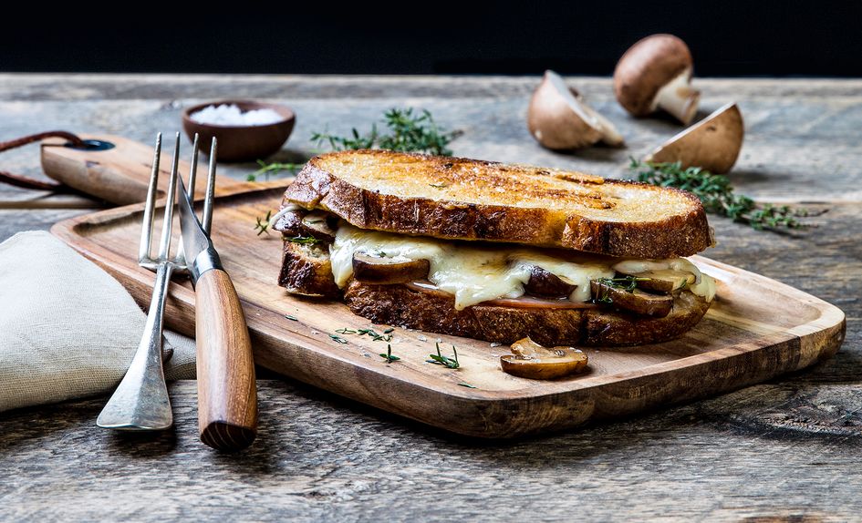 Ostesmørbrød med hvit geitost, sopp, fikenmarmelade og skinke Ostesmørbrød med hvit geitost, sopp, fikenmarmelade og skinke
