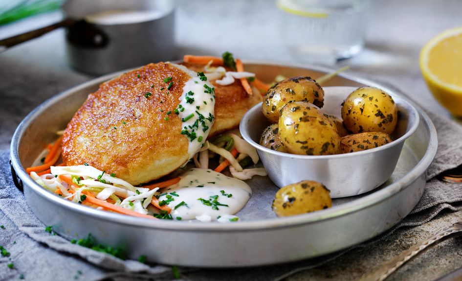 Fiskekaker med råkostsalat Fiskekaker med råkostsalat