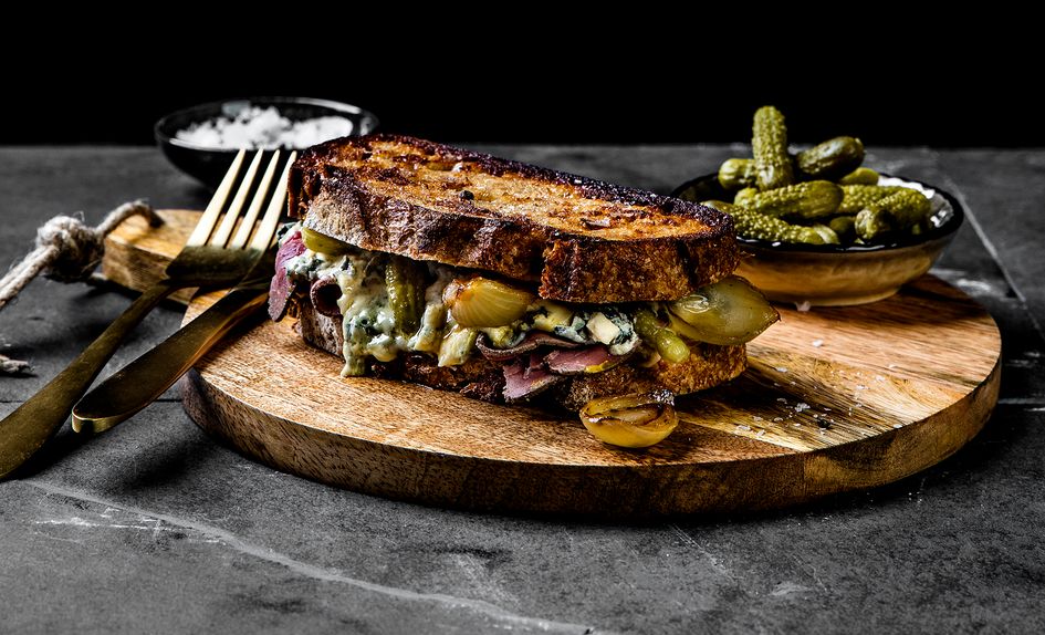 Ostesmørbrød med blåmuggost, roastbiff, småløk og sennep Ostesmørbrød med blåmuggost, roastbiff, småløk og sennep