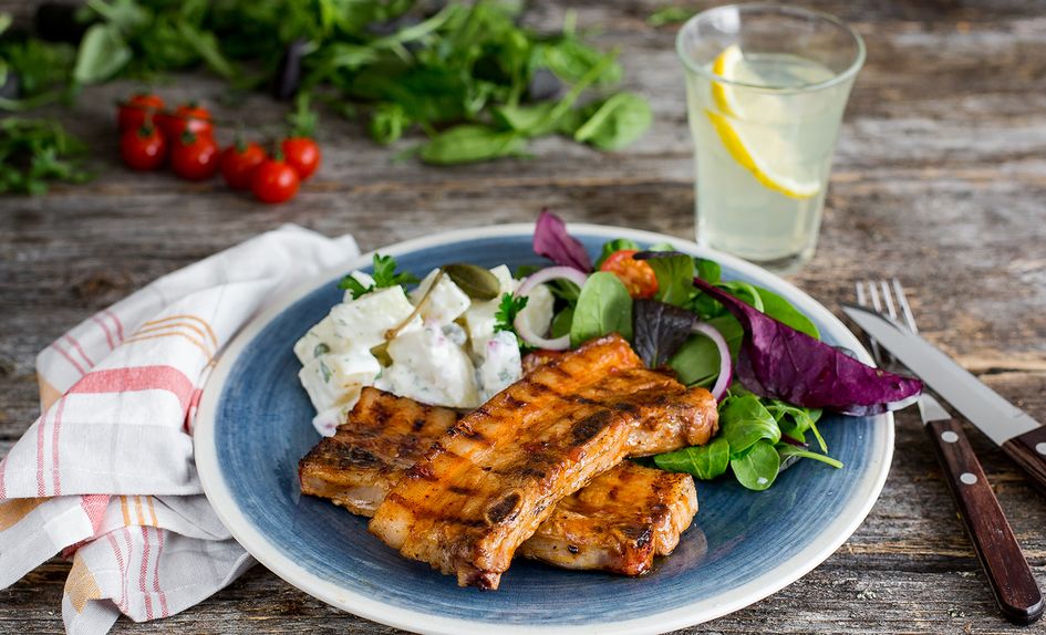 Chilimarinert grillribbe og potetsalat med kefir Chilimarinert grillribbe og potetsalat med kefir