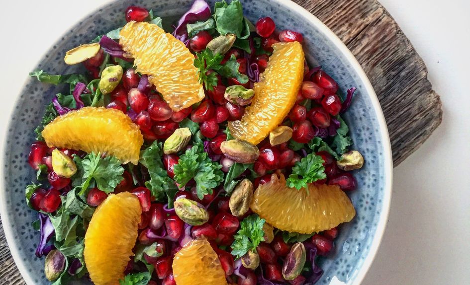 Salat med grønnkål, rødkål, granateple, appelsin og pistasjnøtter Salat med grønnkål, rødkål, granateple, appelsin og pistasjnøtter