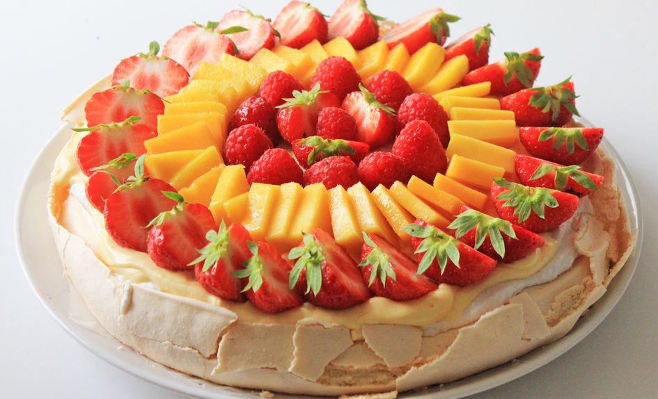 Tropisk pavlova med pasjonsfrukt og kokos Tropisk pavlova med pasjonsfrukt og kokos