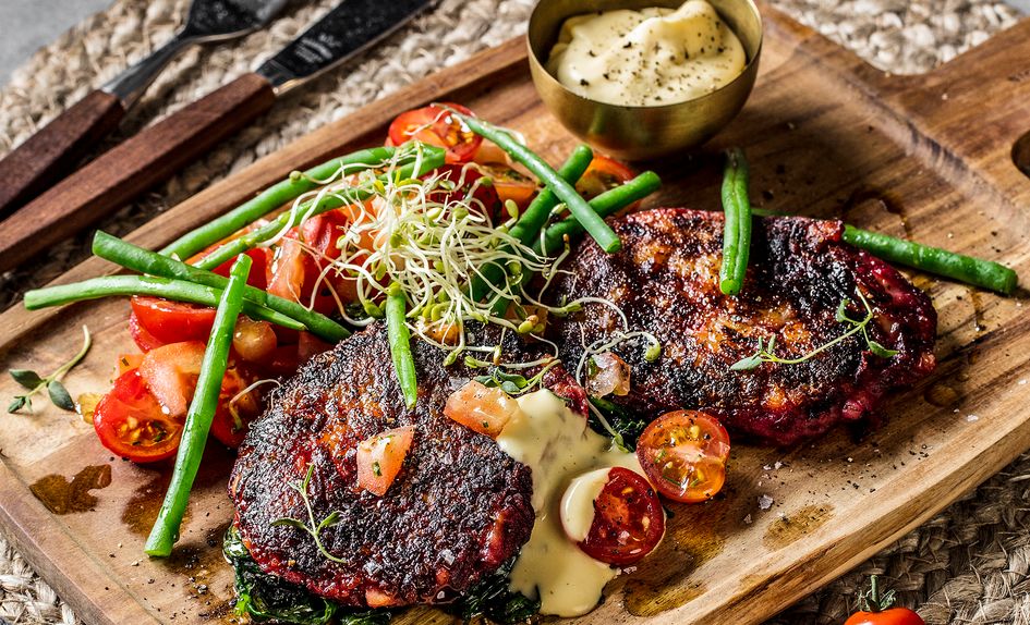 Vegetarbiff med bearnaisesaus og tomatsalat Vegetarbiff med bearnaisesaus og tomatsalat