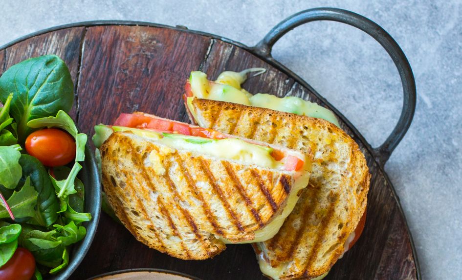 Varm sandwich med tomat, avokado og ost Varm sandwich med tomat, avokado og ost