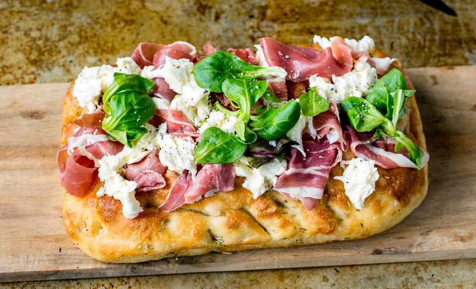 Pizza av focaccia med spekeskinke og mozzarella Pizza av focaccia med spekeskinke og mozzarella