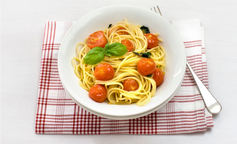Pasta med basilikum og friske tomater Pasta med basilikum og friske tomater