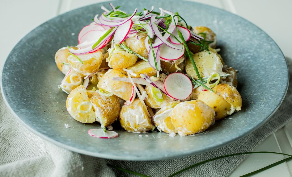 Lun og kremet nypotetsalat Lun og kremet nypotetsalat