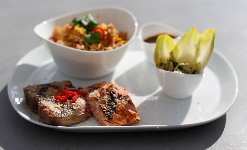 Laks og tunfisk tataki med fennikelsalat, stekte nudler og teriyaki Laks og tunfisk tataki med fennikelsalat, stekte nudler og teriyaki