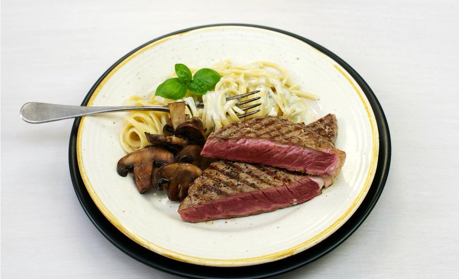 Entrecôtes med sopp og pasta i ostesaus Entrecôtes med sopp og pasta i ostesaus
