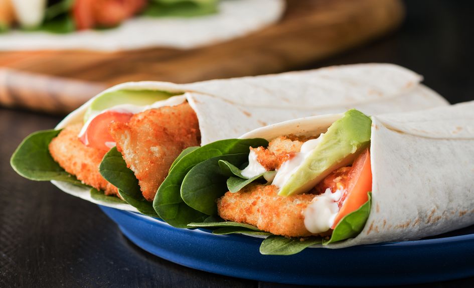 Wraps med hjemmelagde fiskepinner og urtedressing Wraps med hjemmelagde fiskepinner og urtedressing
