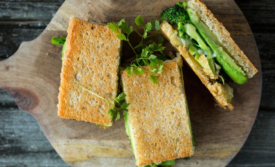 Ostesandwich med brokkoli og avokado Ostesandwich med brokkoli og avokado