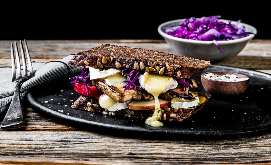 Ostesmørbrød med Gangstad Karveost, svineribbe og rødkål Ostesmørbrød med Gangstad Karveost, svineribbe og rødkål