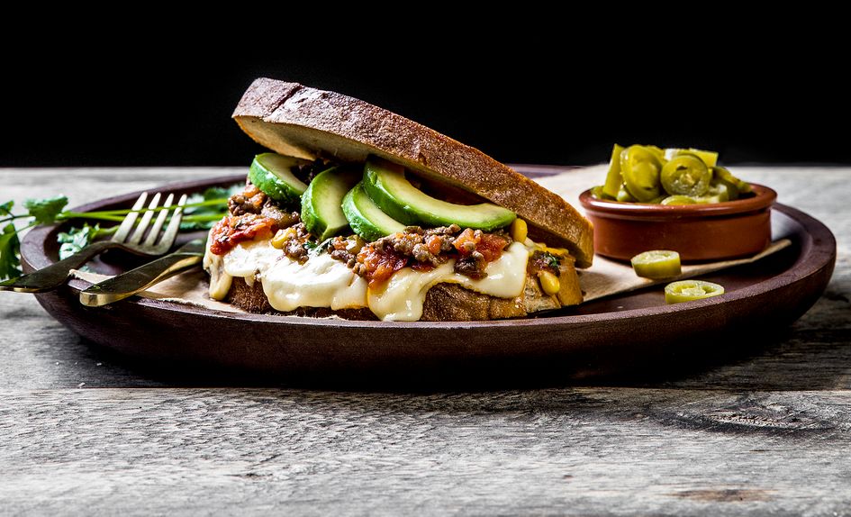 Tex-mex-ostesmørbrød med Ridder®, tacokjøttdeig, tomatsalsa og avokado Tex-mex-ostesmørbrød med Ridder®, tacokjøttdeig, tomatsalsa og avokado