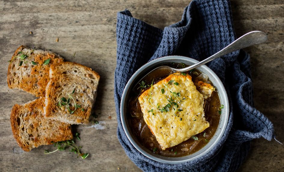 Gratinert løksuppe med ost Gratinert løksuppe med ost