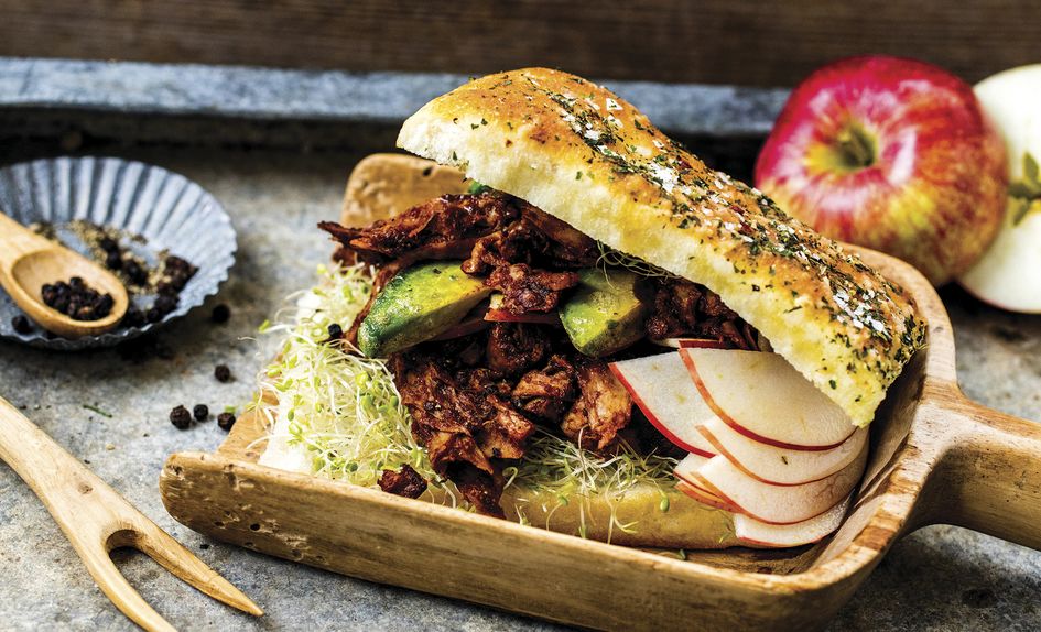 Foccacia med marinerte epler, stekt avokado og OUMPH Foccacia med marinerte epler, stekt avokado og OUMPH