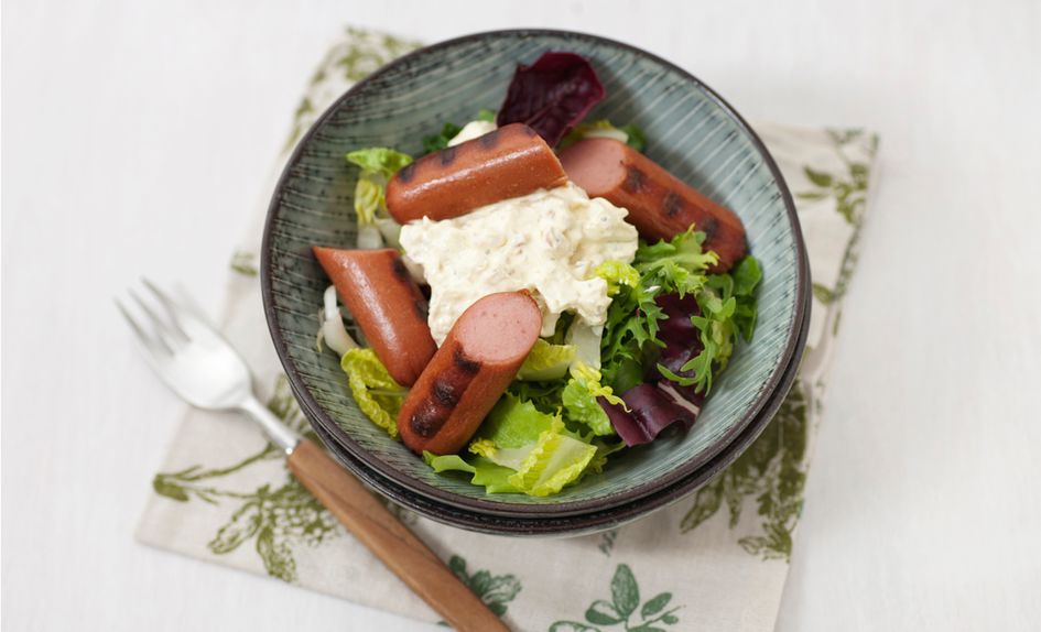 Pølsesalat med eple- og peanøttsaus Pølsesalat med eple- og peanøttsaus