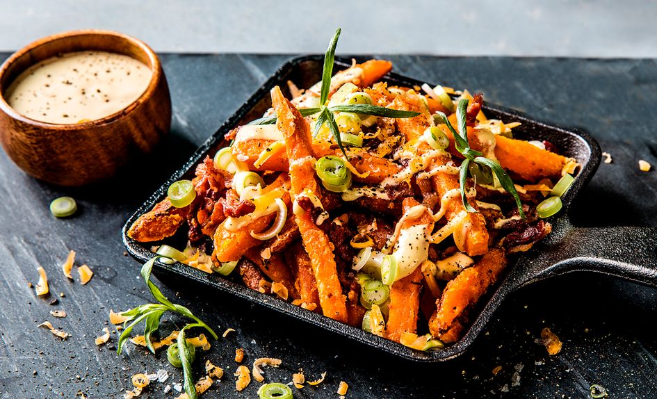 Søtpotet fries med cheddar og jalapeno Søtpotet fries med cheddar og jalapeno