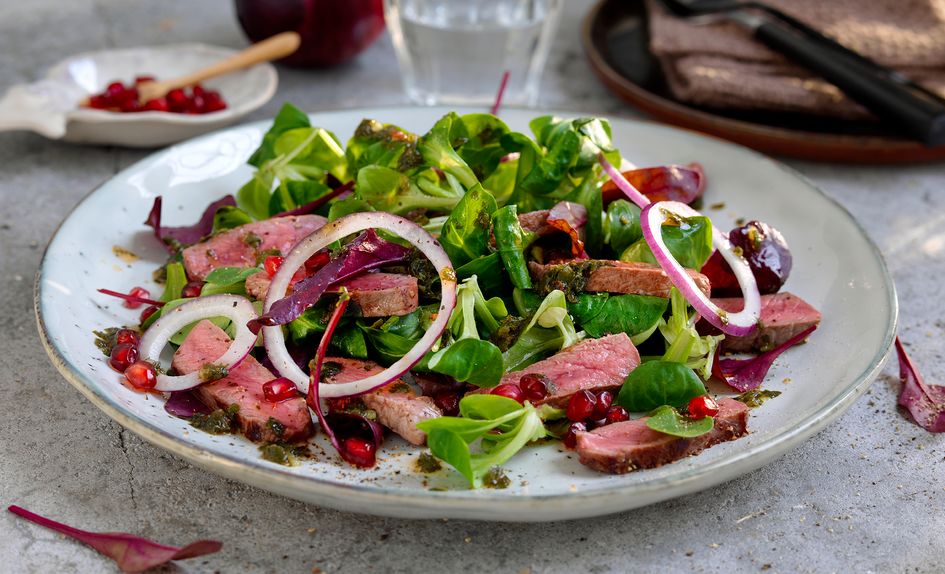 Biffsalat med granateple og urtedressing Biffsalat med granateple og urtedressing