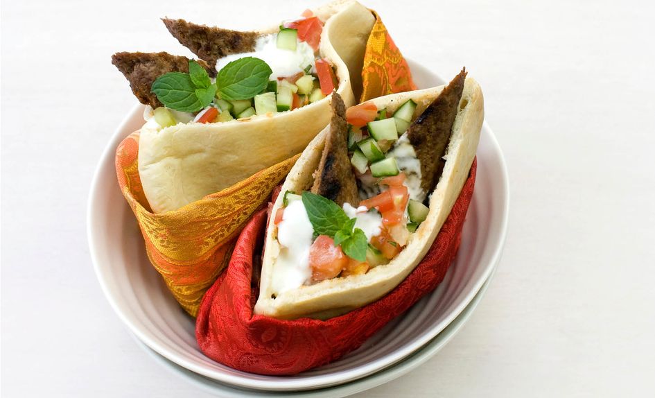 Krydrede kebabspyd i pita Krydrede kebabspyd i pita