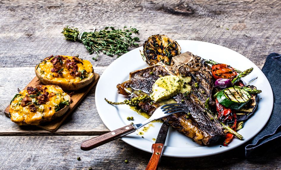 T-bone steak med whiskeysmør og grillede grønnsaker T-bone steak med whiskeysmør og grillede grønnsaker