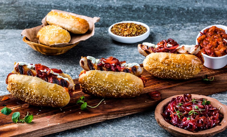 Dijonpølse i hjemmelaget pølsebrød Dijonpølse i hjemmelaget pølsebrød