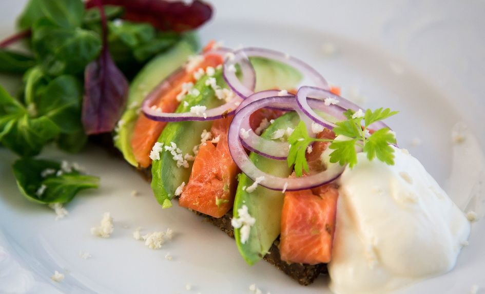 Rakfisksmørbrød med avocado og pepperrotkrem Rakfisksmørbrød med avocado og pepperrotkrem