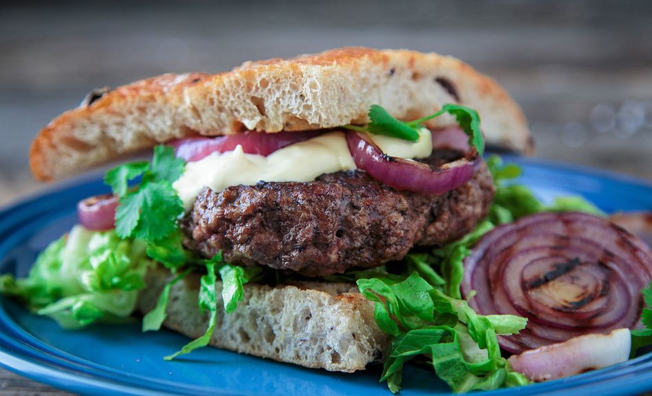 Hamburger i focaccia med grillet løk og aioli Hamburger i focaccia med grillet løk og aioli
