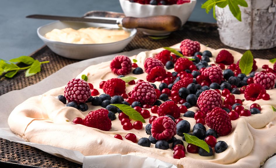 Pavlova i langpanne med vaniljekrem og bær Pavlova i langpanne med vaniljekrem og bær