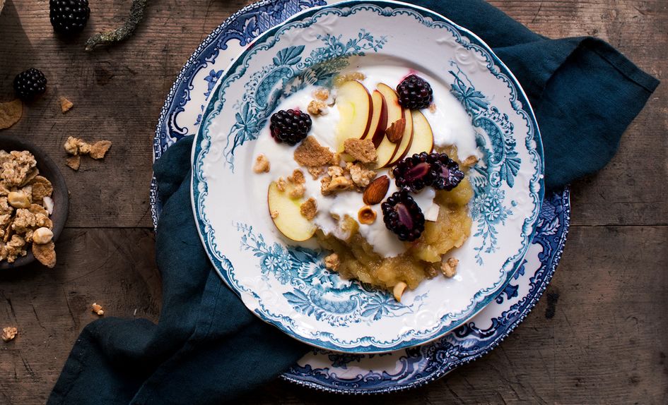 Hjemmelaget eplemos med yoghurt og granola Hjemmelaget eplemos med yoghurt og granola