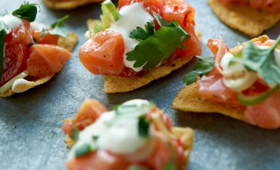 Laksesnacks med rømme og koriander Laksesnacks med rømme og koriander