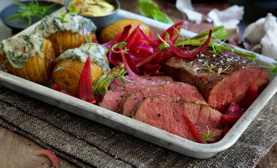 Helstekt ytrefilet med hasselbackpoteter og syltet rødløk Helstekt ytrefilet med hasselbackpoteter og syltet rødløk