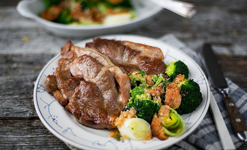 Nakkekoteletter med gratinert brokkoli og purre Nakkekoteletter med gratinert brokkoli og purre
