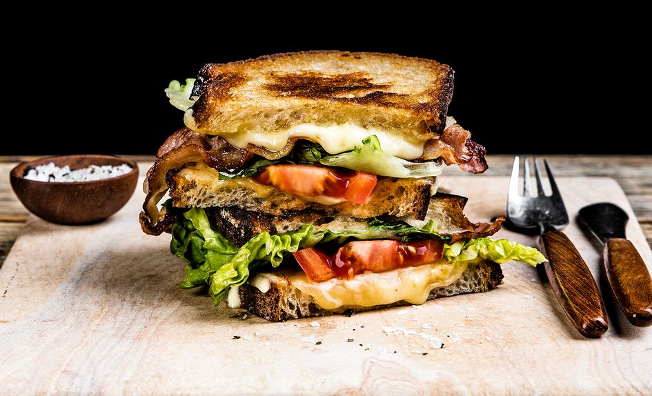 BLT-Ostesmørbrød med Edamer, bacon, tomat og aioli BLT-Ostesmørbrød med Edamer, bacon, tomat og aioli