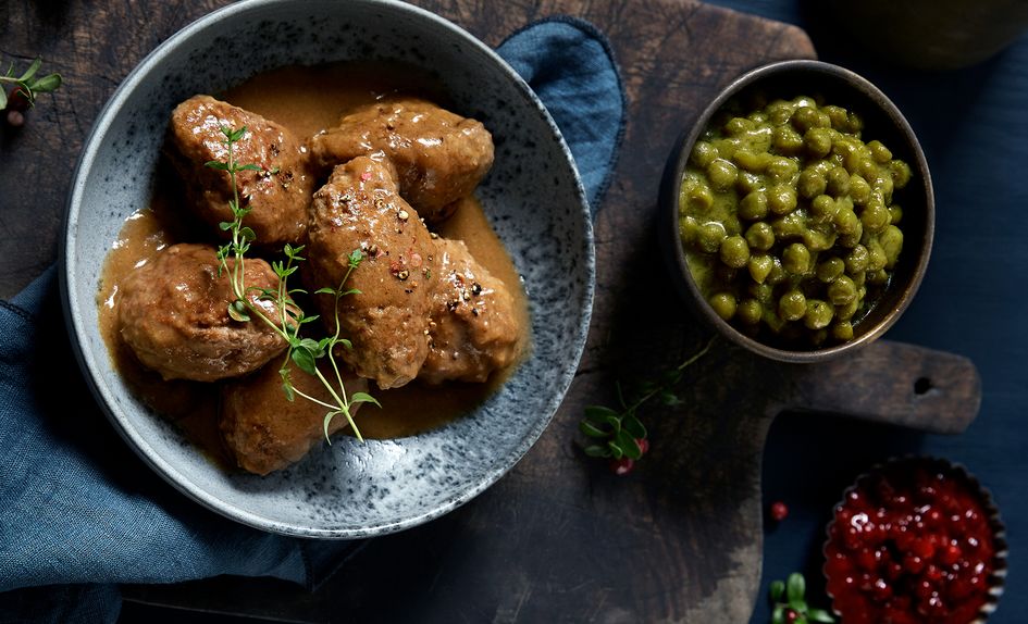 Kjøttkaker med brun saus og ertestuing Kjøttkaker med brun saus og ertestuing