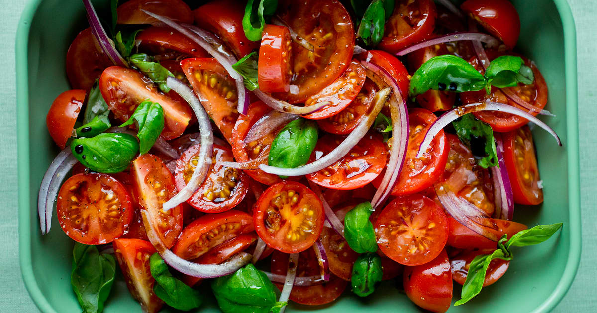 konservativ dobbeltlag Intensiv Tomatsalat med rødløk og basilikum | Tilbehør til grillmat