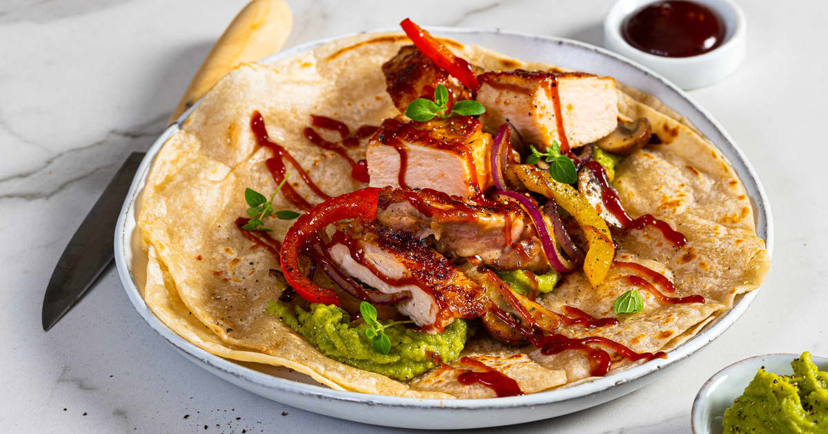Fajitas med BBQ marinert kylling og guacamole Oppskrift Meny.no