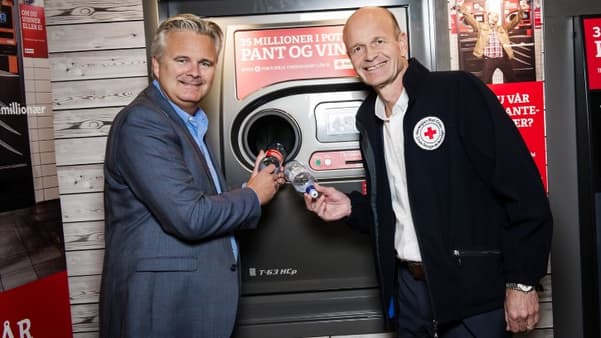 Ole Fjeldheim, SPAR (t.v.), og Sven Mollekleiv, Røde Kors, i samarbeid ved panteautomaten i SPAR. Ole Fjeldheim, SPAR (t.v.), og Sven Mollekleiv, Røde Kors, i samarbeid ved panteautomaten i SPAR.